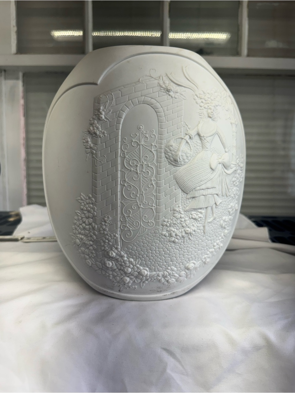 VTG Kaiser porzellan (porcelain) bisque large vase